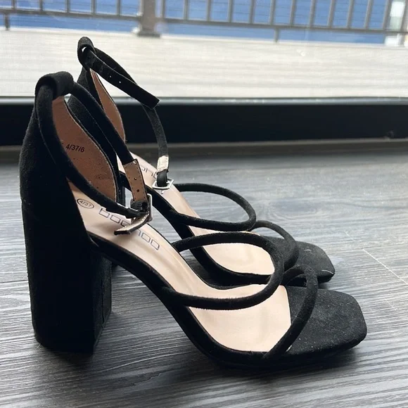 Black strapped heel 7 - Picture 2 of 2